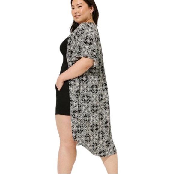 Torrid Challis Dolman Shirttail Kimono Size 1 - Picture 3 of 7
